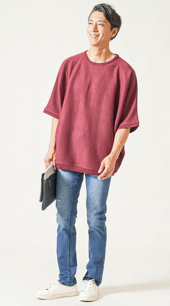 メンズのワインレッド半袖ニットとデニムを合わせた夏の爽やかな色合わせコーデ