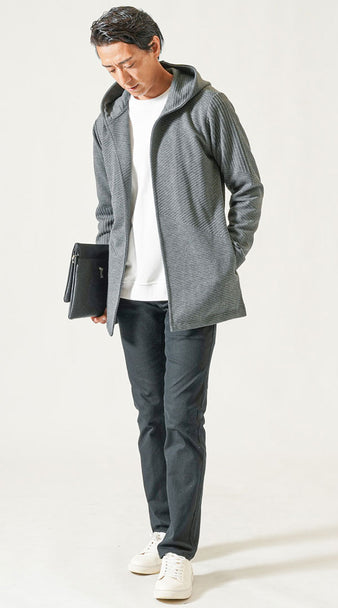 グレーパーカーと黒パンツに白スニーカーを合わせたメンズの上品カジュアルコーデ