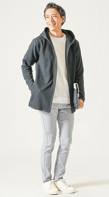 ライトグレーパンツ×パーカーの春メンズコーデ