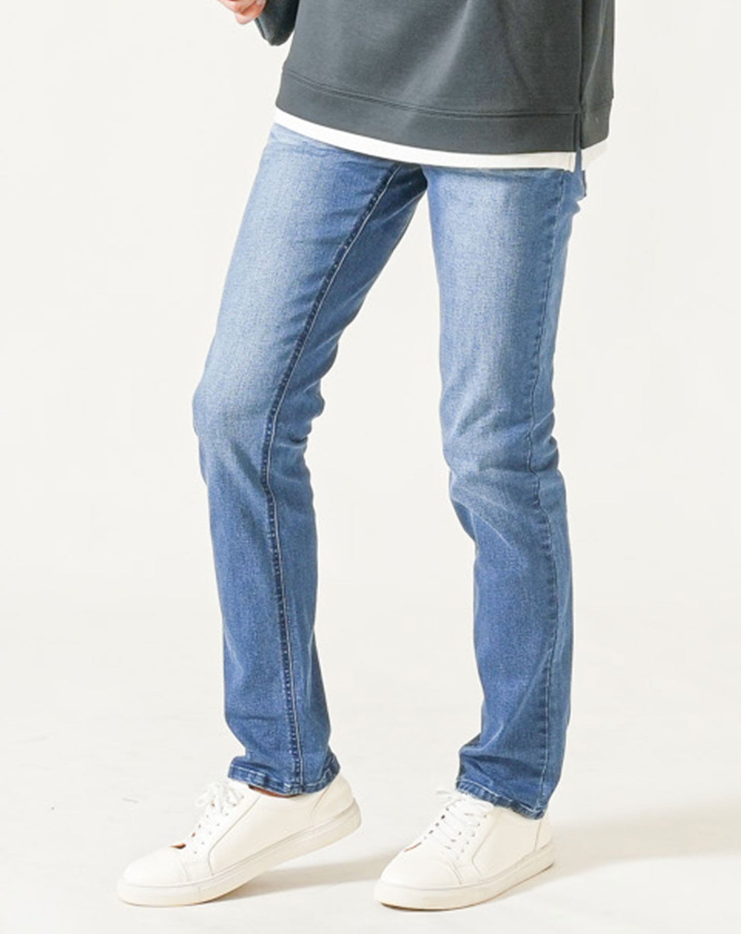 がっちり体型30代メンズ3点コーデセット　黒長袖プルオーバーパーカー×白長袖Tシャツ×ダークブルーストレッチデニムパンツ