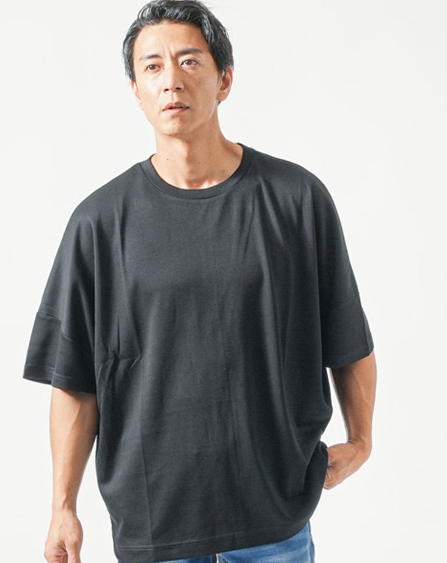 30代メンズ夏服全身3点コーデセット　白半袖Tシャツ×黒半袖Tシャツ×ブルーアンクルデニムパンツ