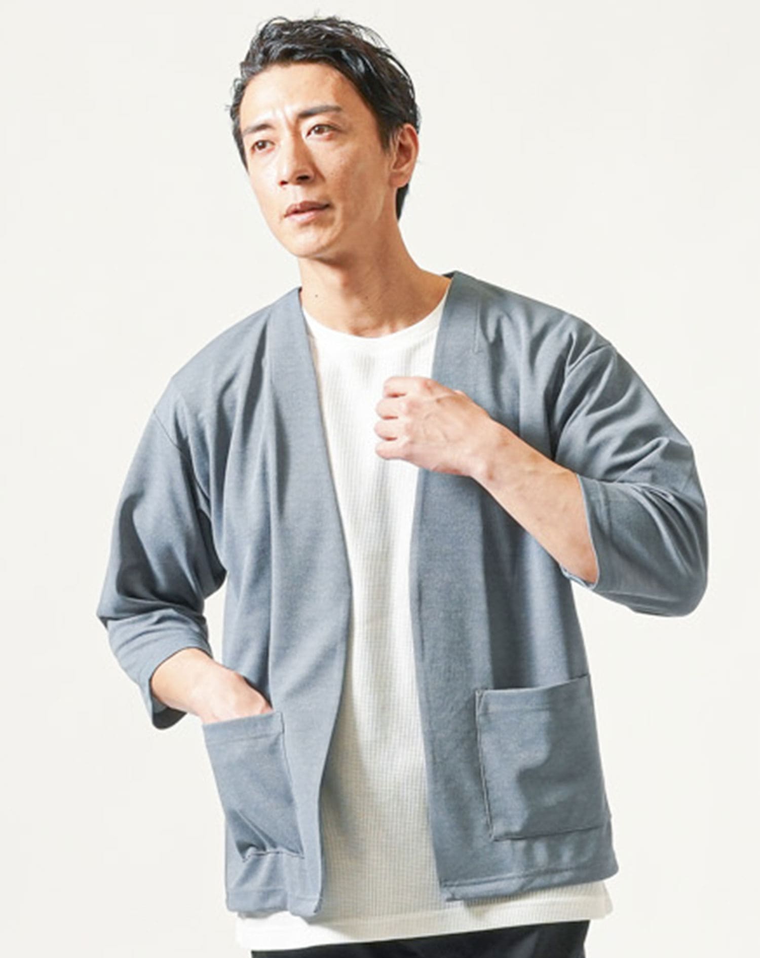 30代メンズ夏服全身3点コーデセット　サックスブルー7分袖カーディガン×白半袖Tシャツ×黒アンクルチノパンツ