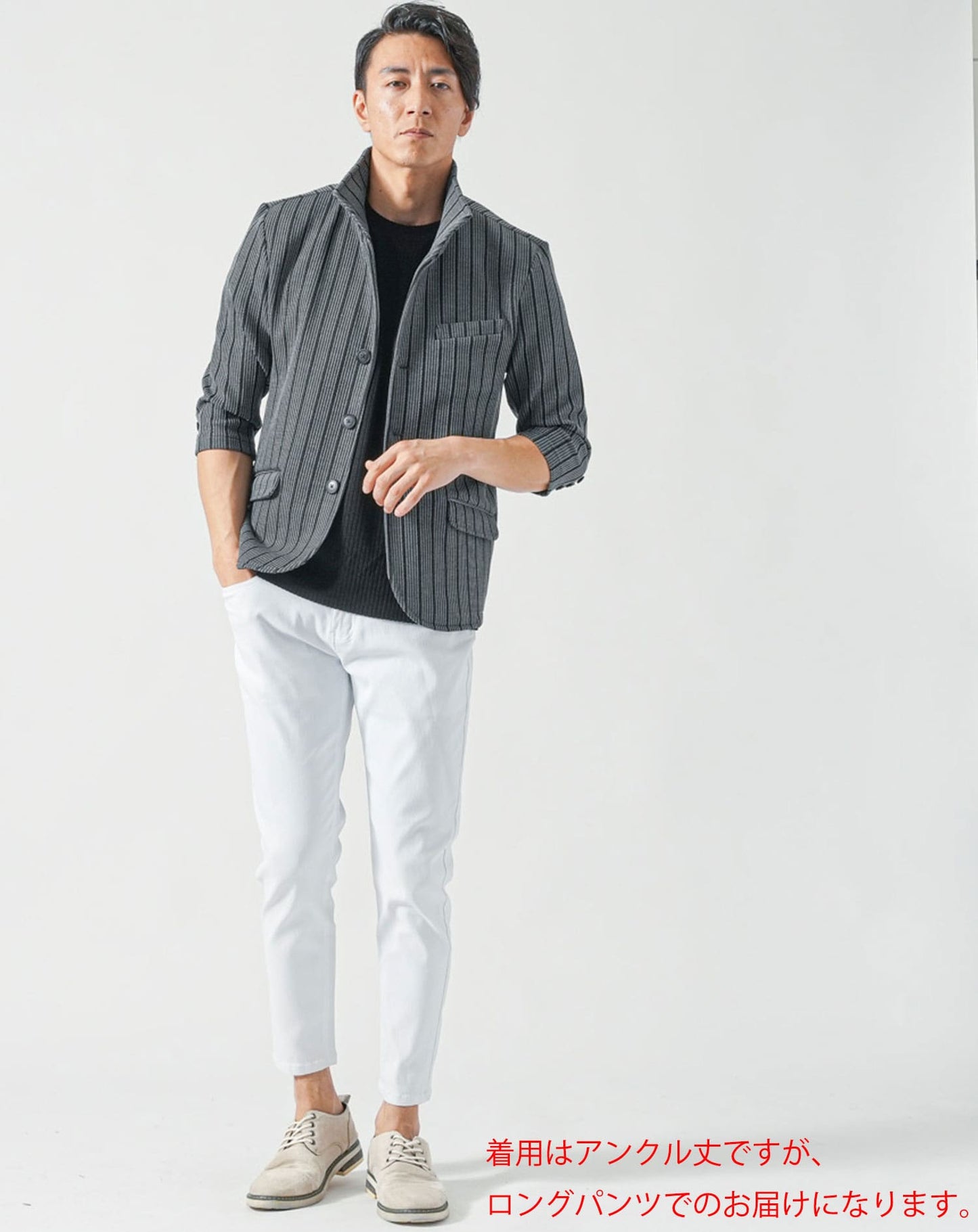 30代メンズ夏服全身3点コーデセット　グレー7分袖サマージャケット×黒半袖Tシャツ×白ストレッチチノパンツ