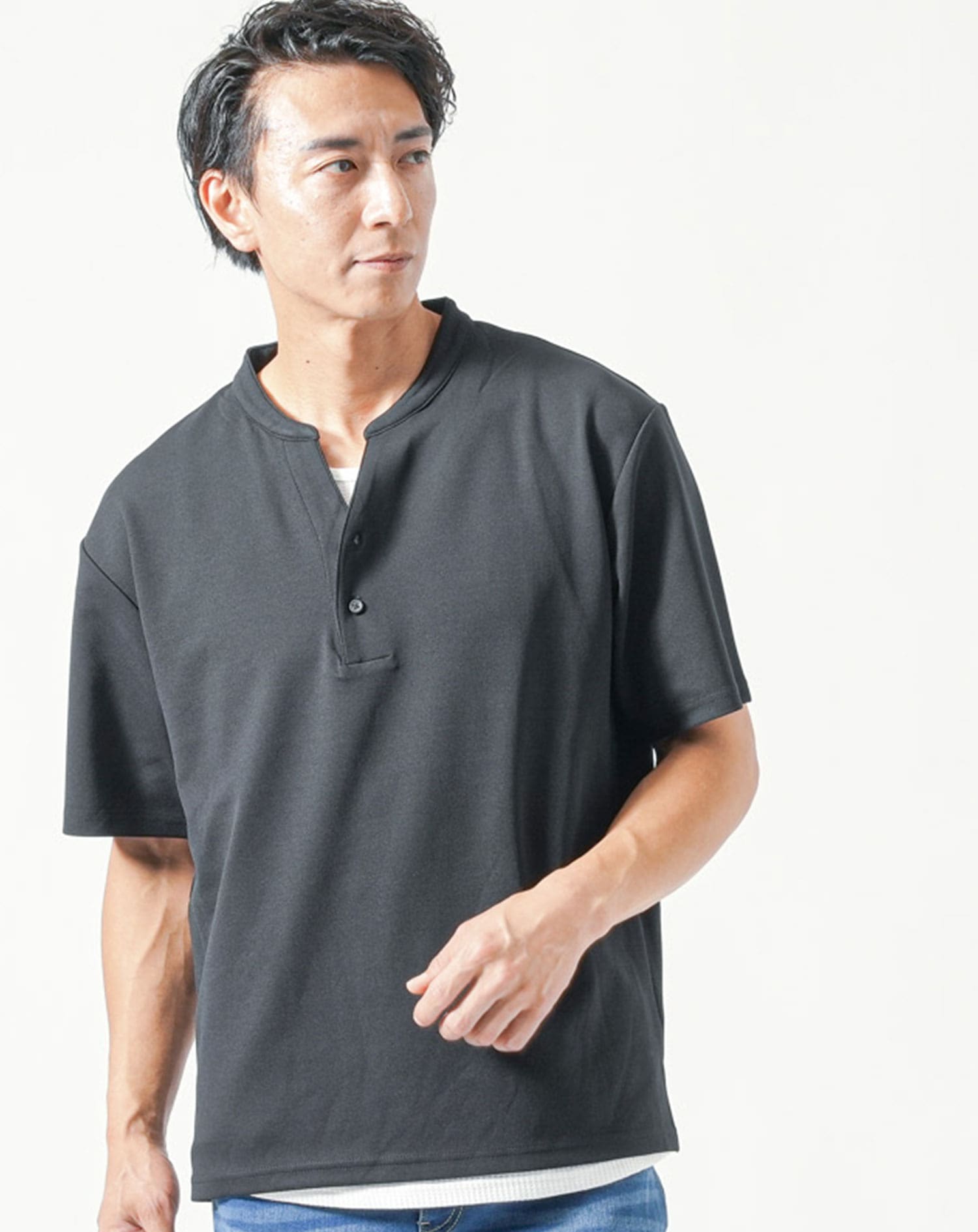 30代メンズ夏服全身3点コーデセット　黒半袖Tシャツ×白ロングタンクトップ×ブルーアンクルデニムパンツ