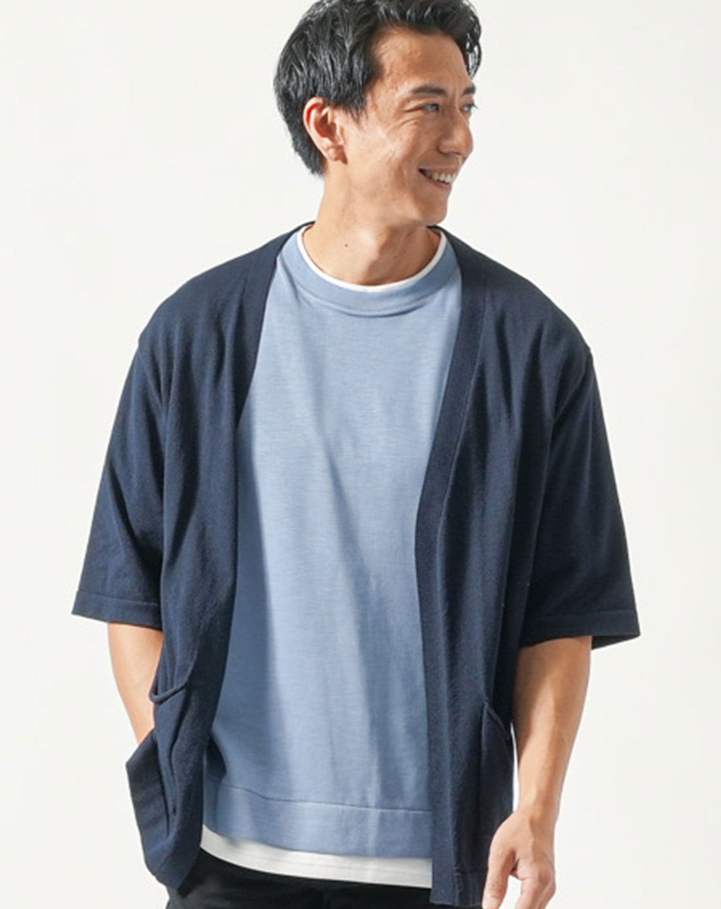 30代メンズ夏服全身3点コーデセット　ネイビー5分袖カーディガン×サックス半袖Tシャツ×黒ストレッチチノパンツ