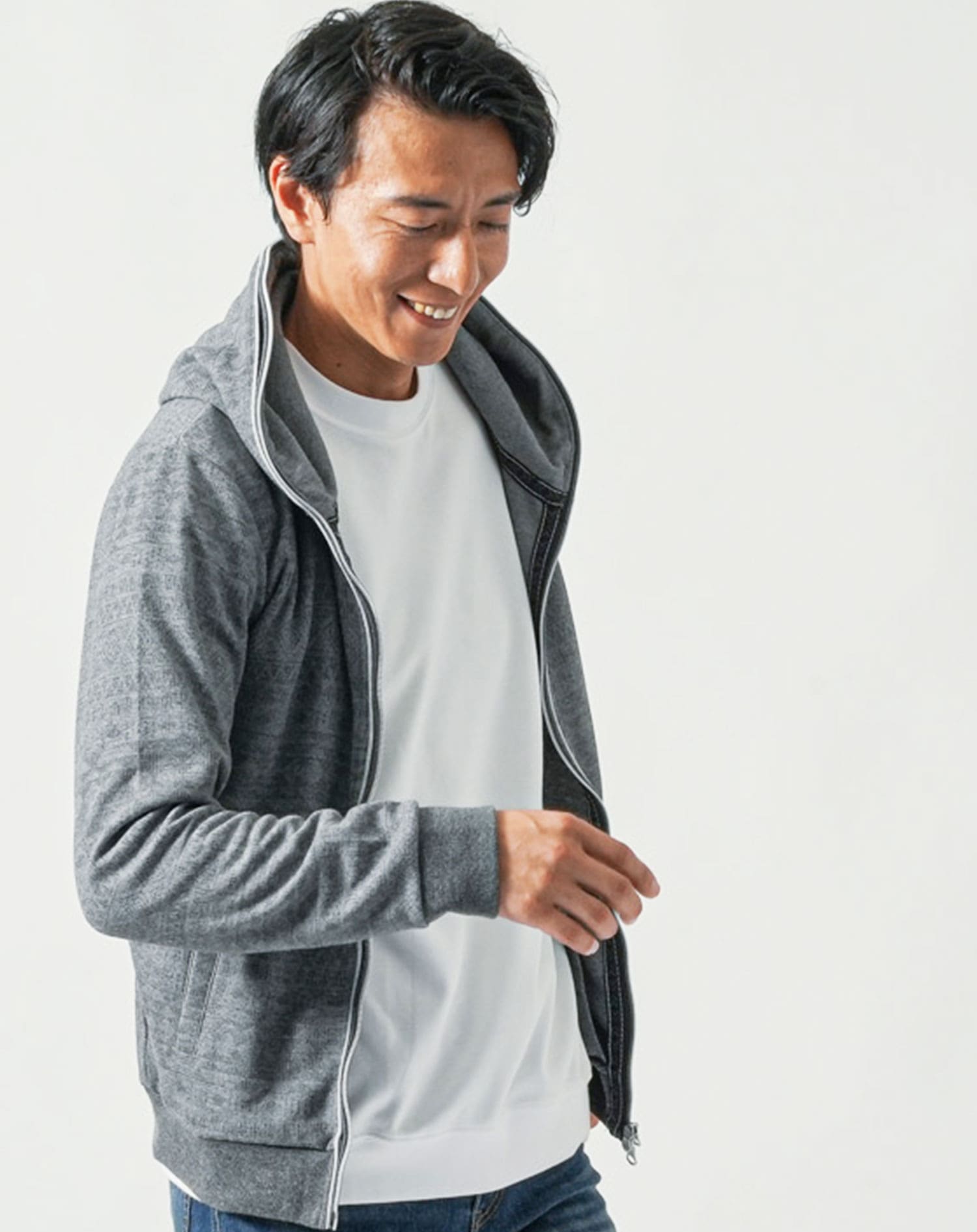 30代メンズ全身3点コーデセット　グレー長袖パーカー×白長袖Tシャツ×ネイビーデニムパンツ 30代 マネキン買い パーカー 上着 カットソー ジーパン ジーンズ 細身 全身 男性 デート 服装 コーディネート アウター インナー ズボン ボトムス トレンド 流行り カジュアル