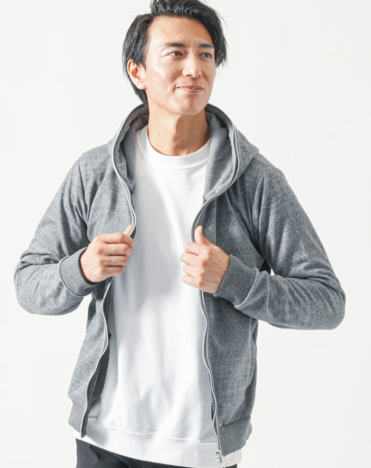 30代メンズ全身3点コーデセット　グレー長袖パーカー×白長袖Tシャツ×黒ストレッチチノパンツ