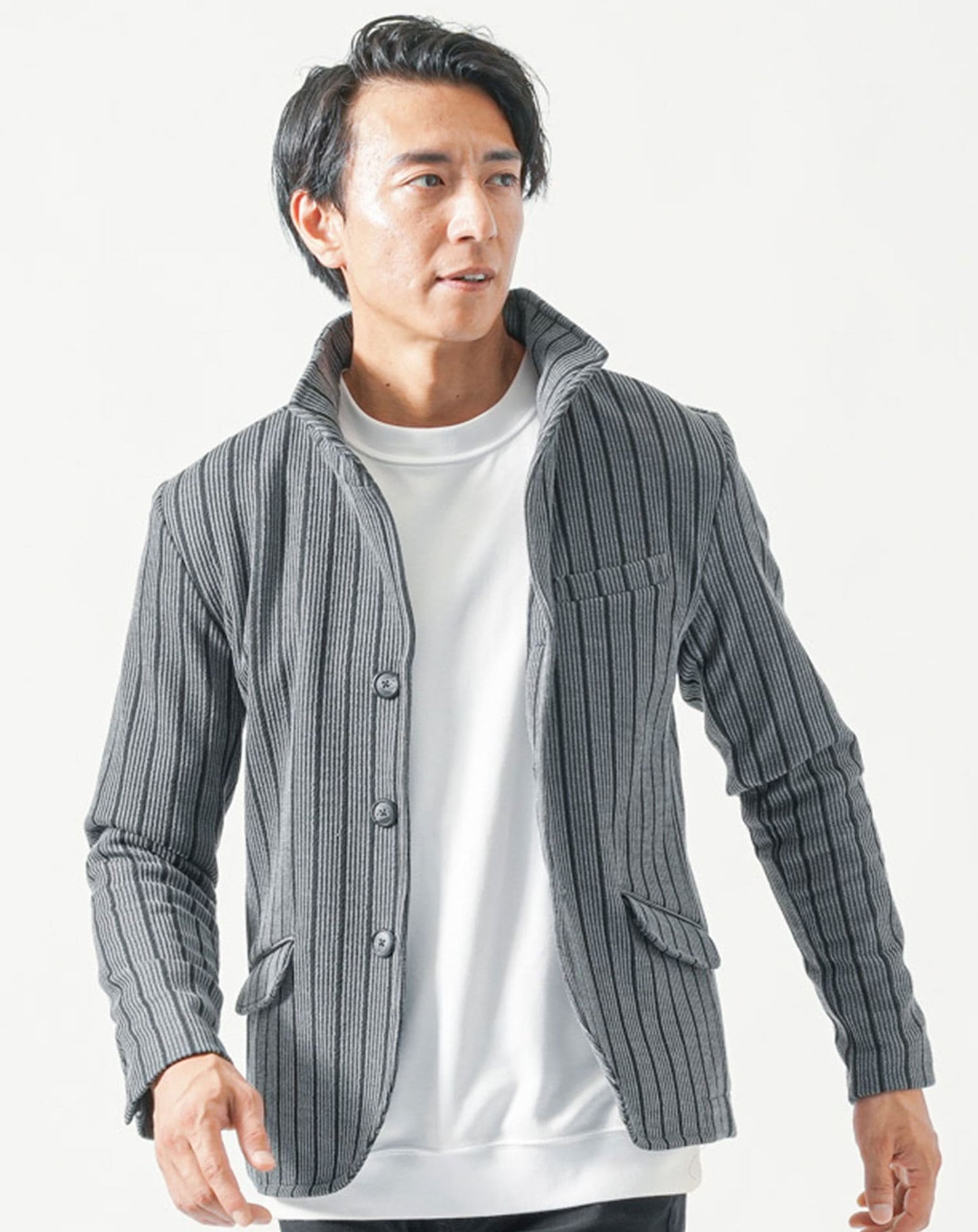 30代メンズ全身3点コーデセット　グレー長袖ジャケット×白長袖Tシャツ×黒ストレッチチノパンツ