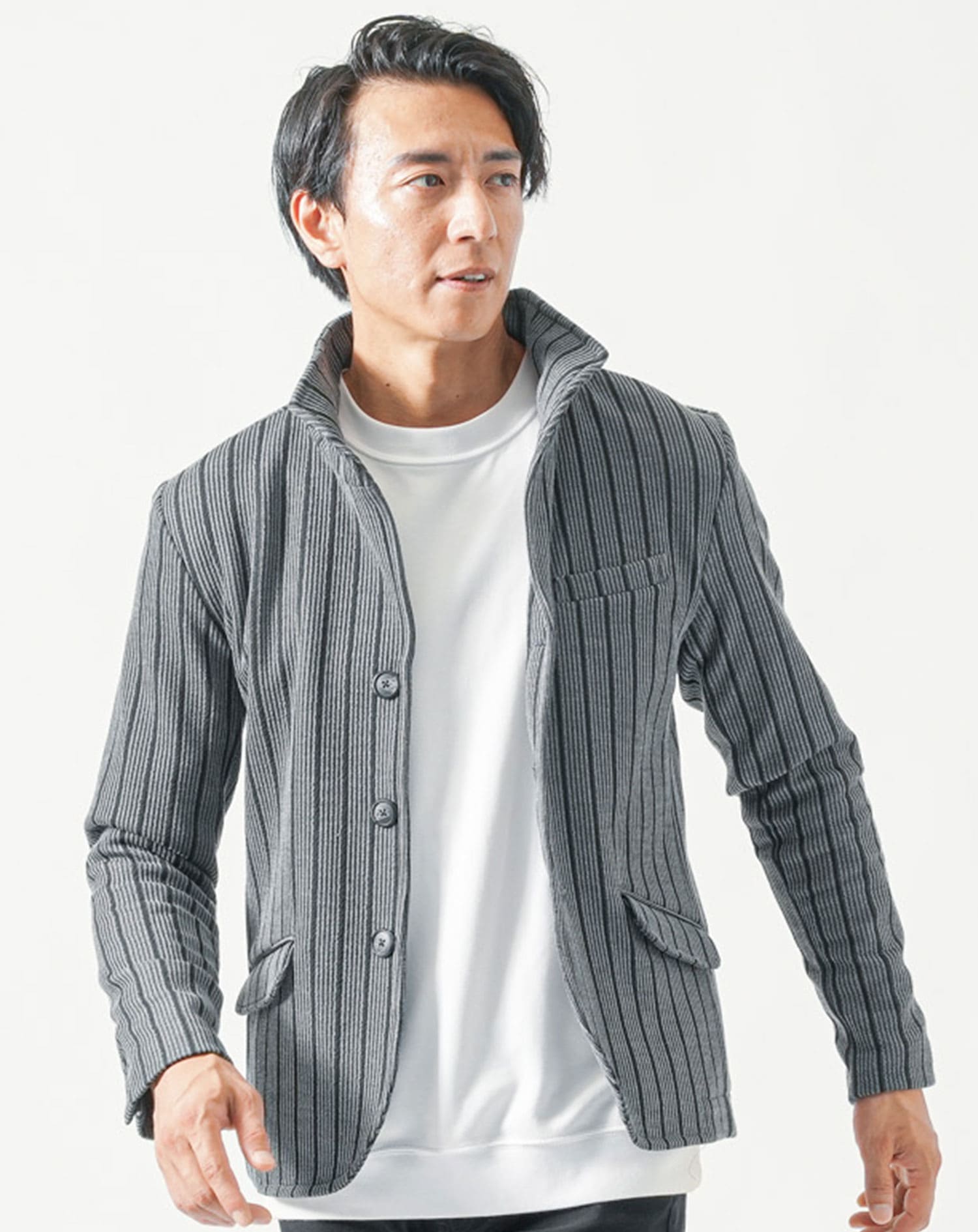 30代メンズ全身3点コーデセット　グレー長袖ジャケット×白長袖Tシャツ×黒ストレッチチノパンツ 30代 マネキン買い ジャケット 上着 カットソー チノパン スリム 細身 全身 男性 デート 服装 コーディネート アウター インナー ズボン ボトムス 春服 秋服 カジュアル 春服 秋服