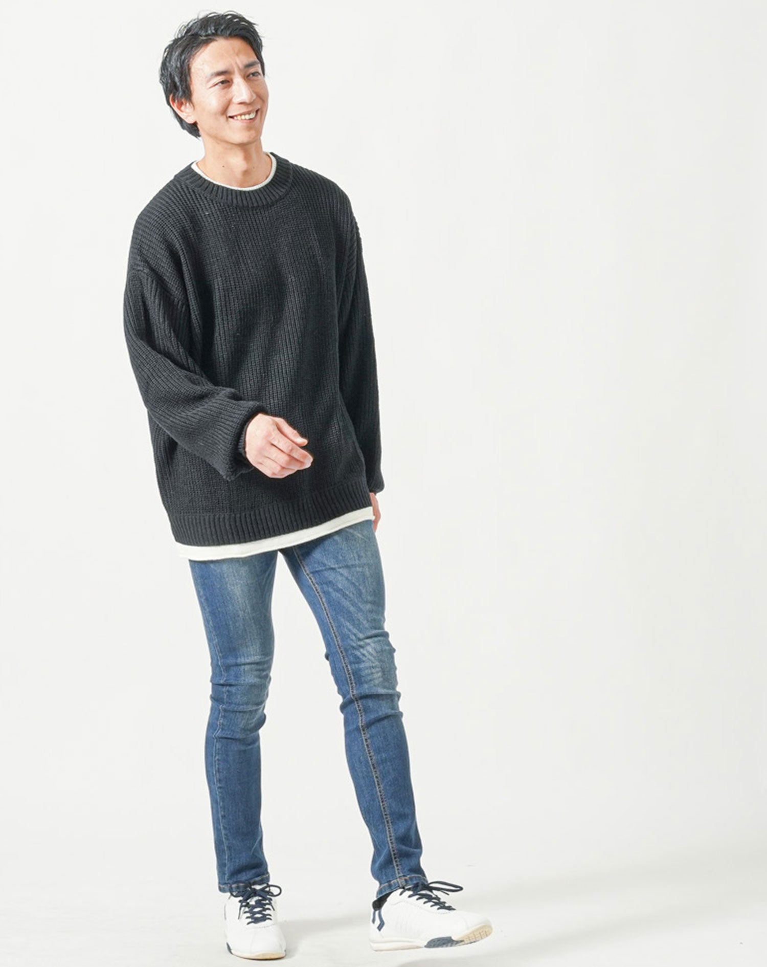 30代メンズ全身3点コーデセット　黒長袖ニットTシャツ×グレー長袖ニットTシャツ×ネイビーデニムパンツ