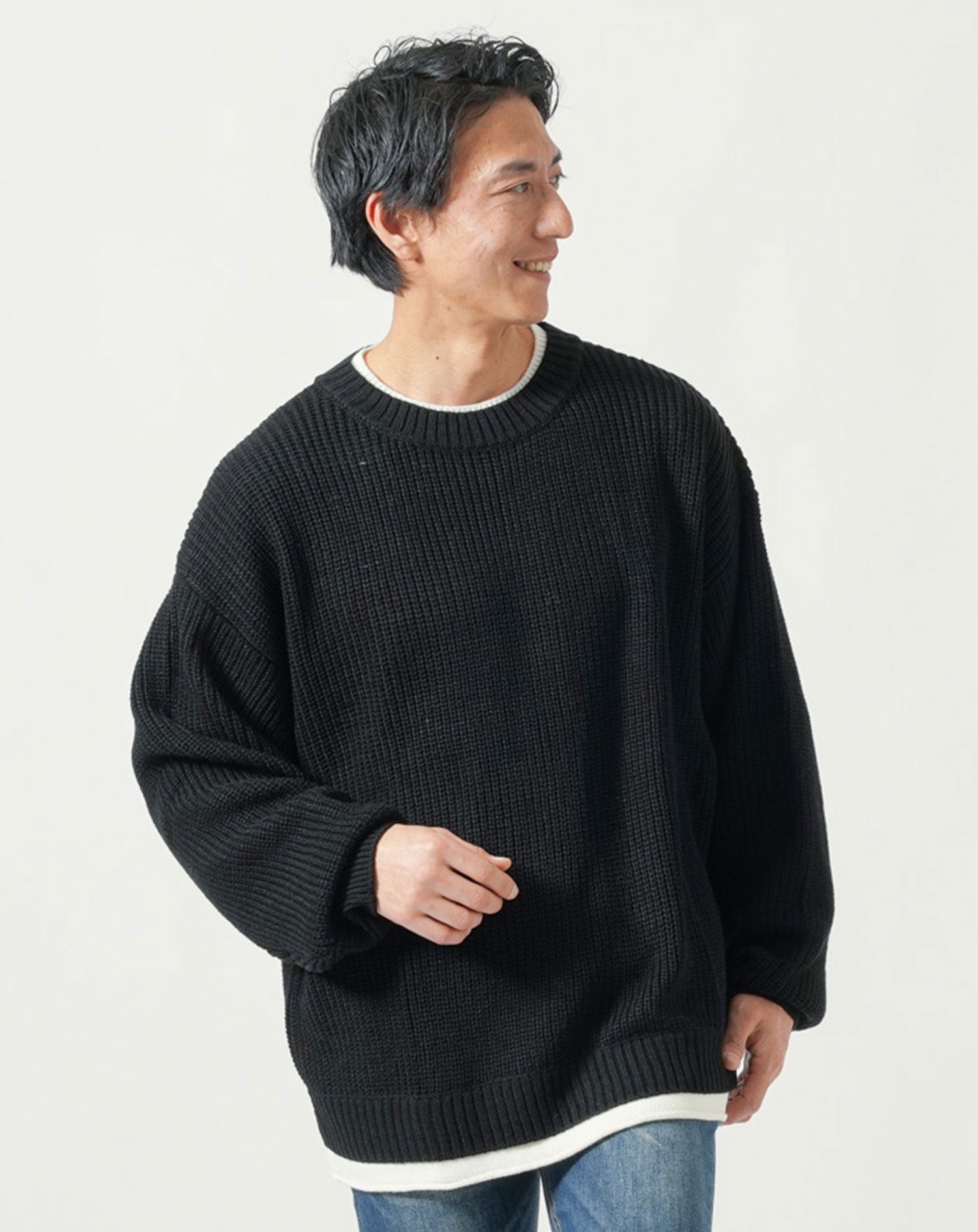 30代メンズ全身3点コーデセット　黒長袖ニットTシャツ×グレー長袖ニットTシャツ×ネイビーデニムパンツ