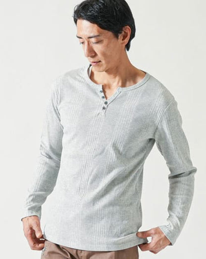 首元にイケオジな色気を作るランダムテレコ素材スリムフィット長袖ヘンリーネックＴシャツ