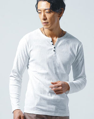 首元にイケオジな色気を作るランダムテレコ素材スリムフィット長袖ヘンリーネックTシャツ（ホワイト）