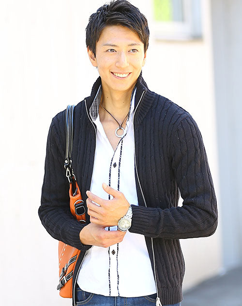 50代ちょいワルファッションにふさわしいシンプルな立ち襟ニット