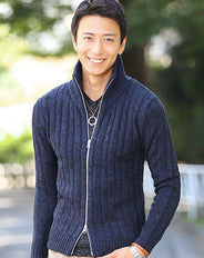 ケーブル編み込みジップアップスタンドニット