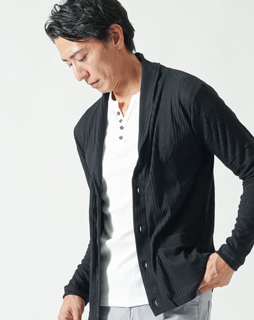 メンズにおすすめのカーディガンを羽織った男性