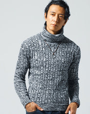 ケーブル編みタートルネックコットンニット
