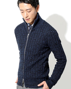 ケーブル編み込みジップアップスタンドニット