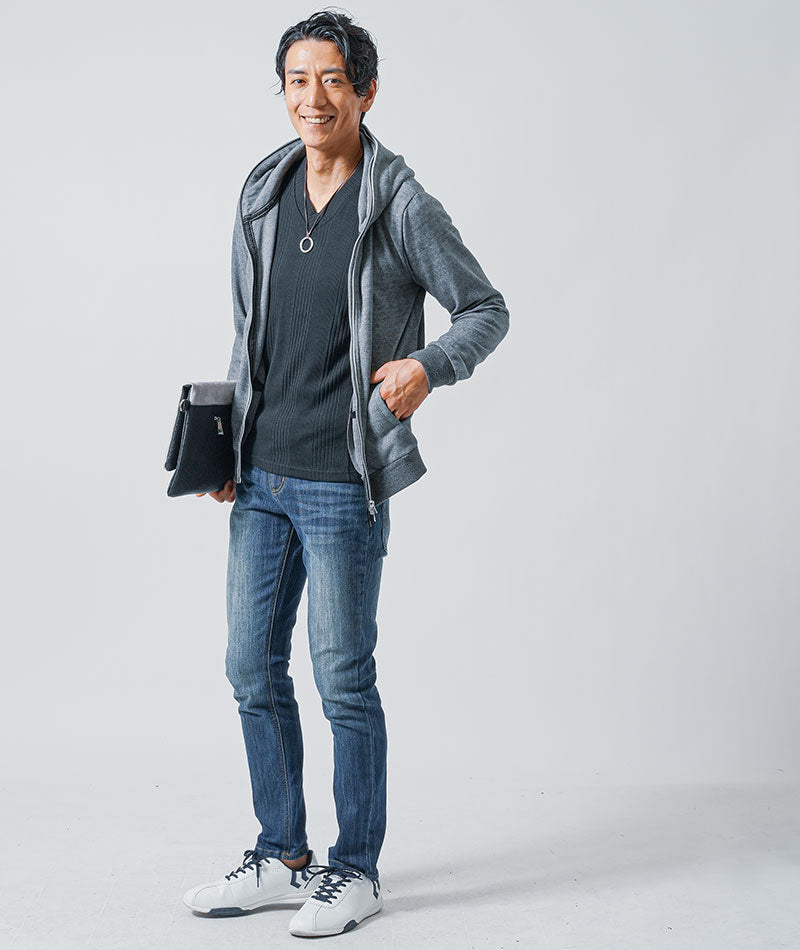 40代メンズ3点コーデセット　チャコール長袖パーカー×黒長袖Tシャツ×スリムインディゴデニムパンツ