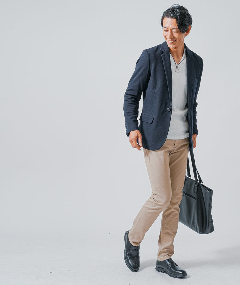 40代メンズ3点コーデセット　ネイビー長袖テーラードジャケット×白長袖Tシャツ×ベージュスリムチノパンツ