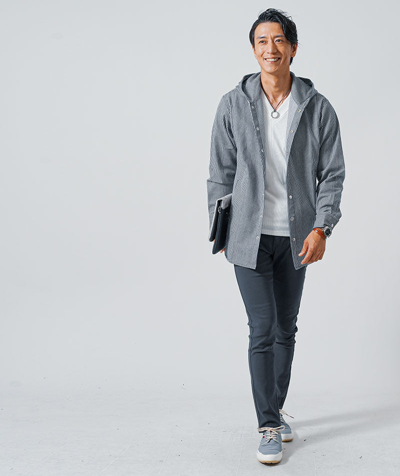 40代メンズ3点コーデセット　ネイビー長袖シャツパーカー×白長袖Tシャツ×チャコールスリムチノパンツ