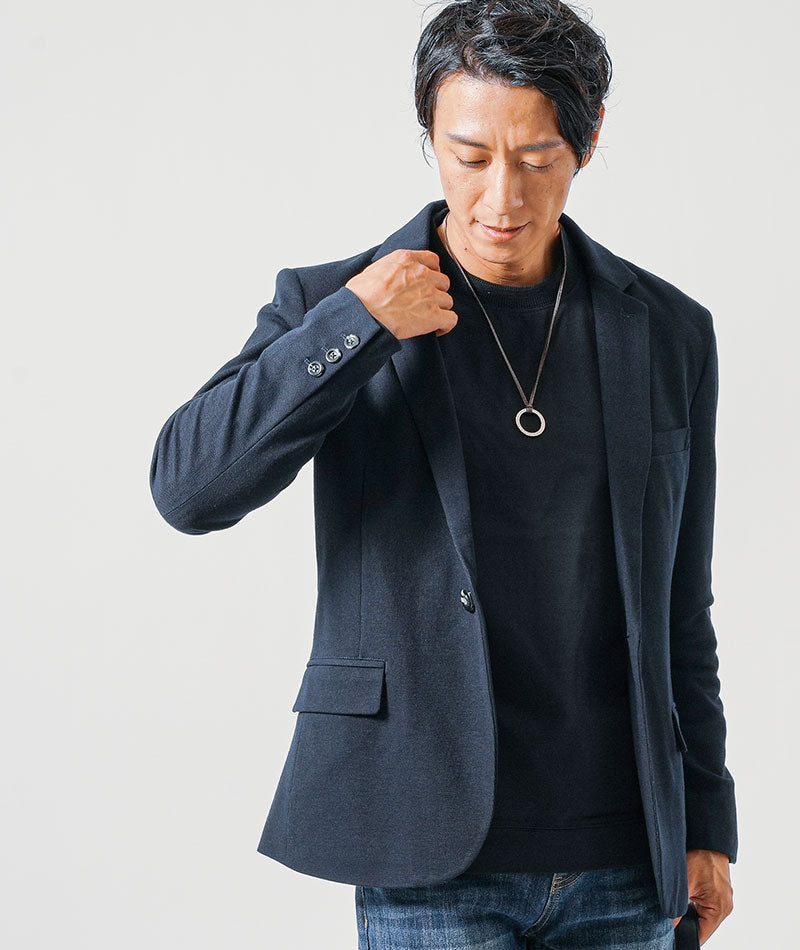 40代メンズ3点コーデセット　ネイビー長袖テーラードジャケット×黒長袖Tシャツ×スリムインディゴデニムパンツ