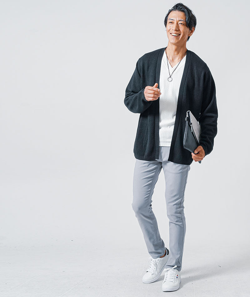 40代メンズ3点コーデセット　黒長袖ニットカーディガン×白長袖Tシャツ×グレースリムチノパン