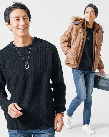 40代メンズ冬の3点コーデセット　キャメル中綿ダウンジャケット×黒長袖ニットTシャツ×ネイビースリムデニムパンツ