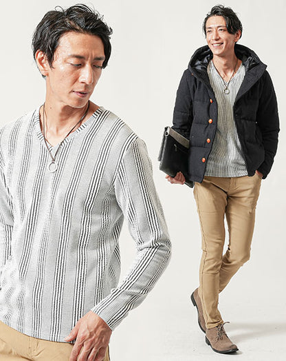 40代メンズ冬の3点コーデセット　ネイビーダウンジャケット×白長袖Tシャツ×ベージュスリムチノパンツ