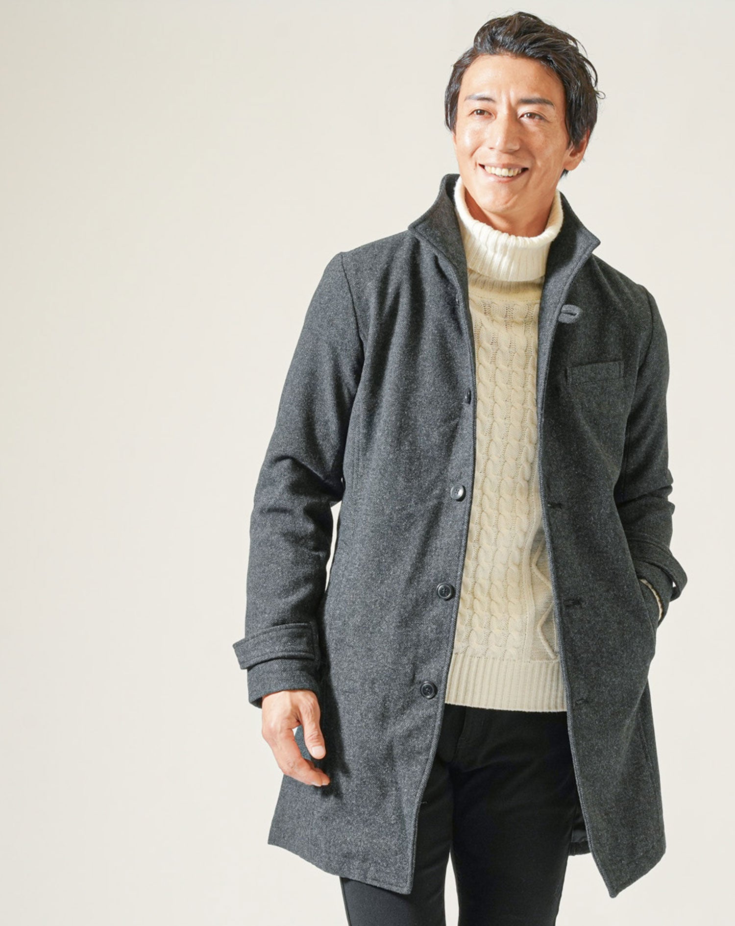 40代メンズ3点コーデセット　ロングコート×白タートルネックニット×黒スリムチノパンツ