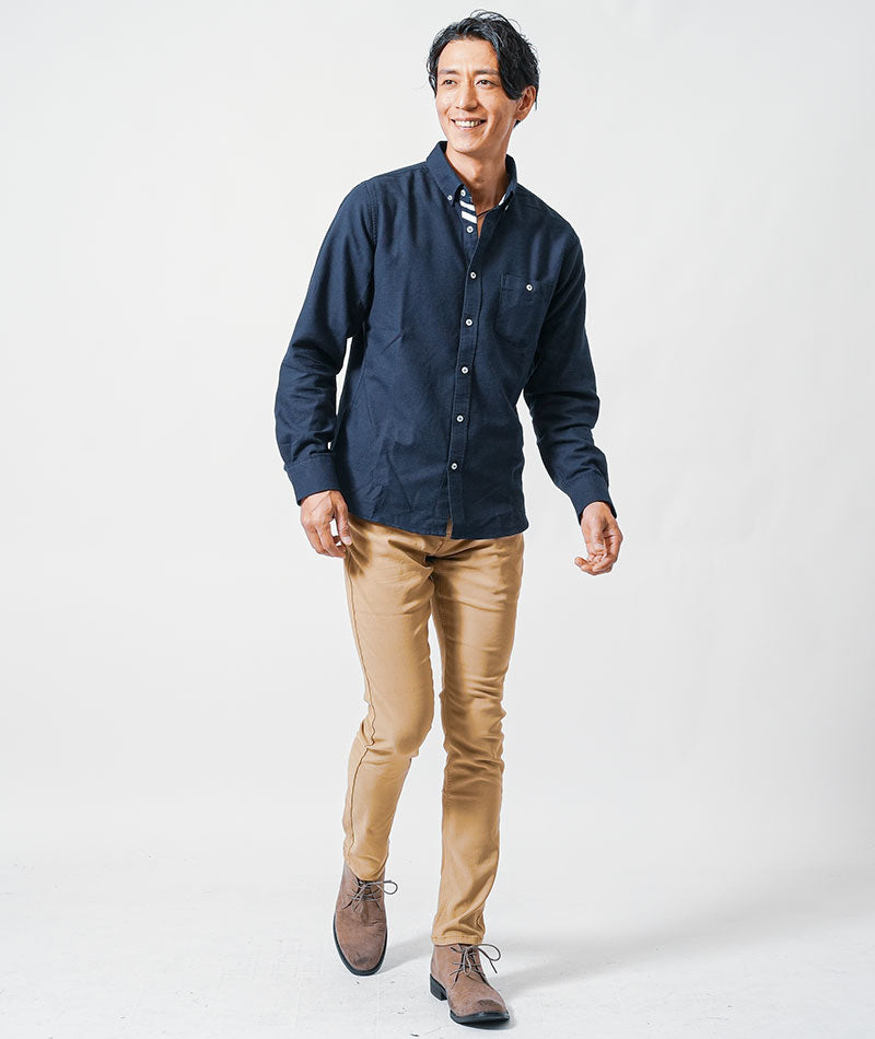 40代メンズ冬の3点コーデセット　グレーロングコート×ネイビー長袖シャツ×ベージュスリムチノパンツ
