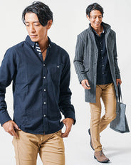 40代メンズ冬の3点コーデセット グレーロングコート×ネイビー長袖シャツ×ベージュスリムチノパンツ