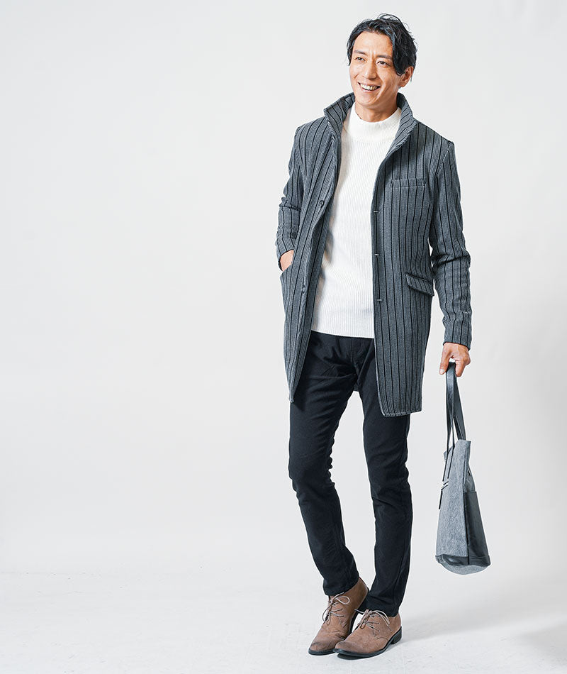 40代メンズ冬の3点コーデセット　グレーロングコート×白ハイネックニット×黒スリムチノパンツ