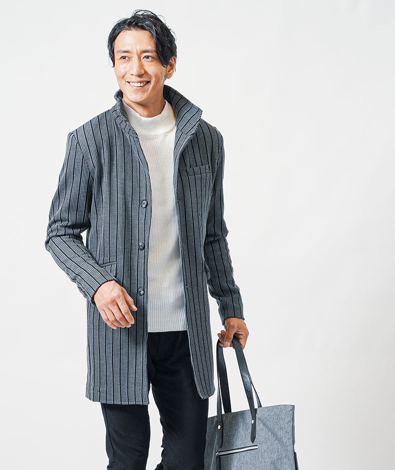 40代メンズ冬の3点コーデセット　グレーロングコート×白ハイネックニット×黒スリムチノパンツ