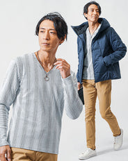 冬の3点コーデセット ネイビーダウンジャケット×白長袖Tシャツ×ベージュスリムチノパンツ