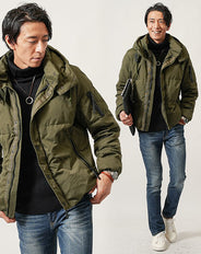 冬の3点コーデセット カーキダウンジャケット×黒タートルネックニット×ネイビースリムデニムパンツ