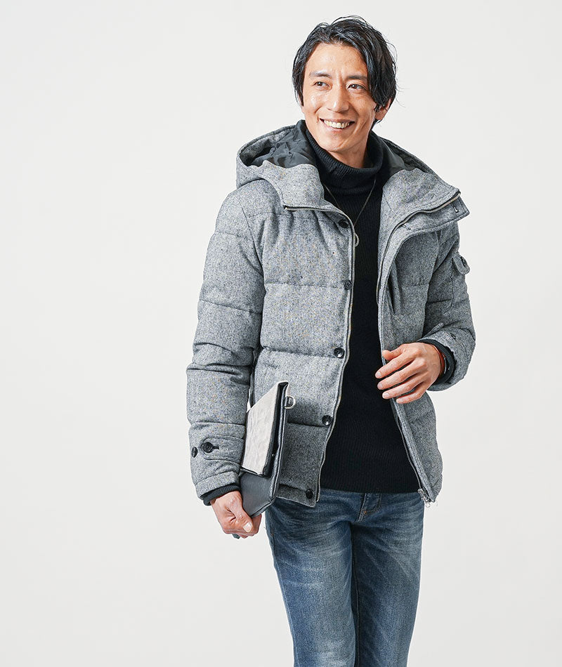 40代メンズ冬の3点コーデセット　グレーツイードダウンジャケット×黒タートルネックニット×ネイビースリムデニムパンツ