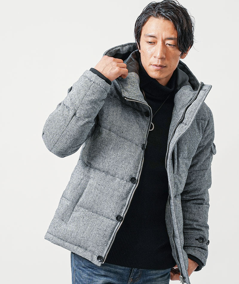 40代メンズ冬の3点コーデセット　グレーツイードダウンジャケット×黒タートルネックニット×ネイビースリムデニムパンツ