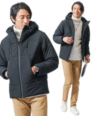 40代メンズ冬の3点コーデセット 黒中綿ジャケット×白タートルネックニット×ベージュスリムチノパンツ