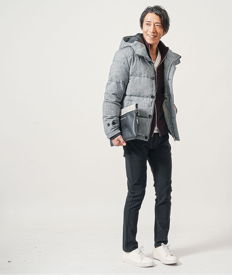 40代メンズ冬の3点コーデセット　グレーツイードダインジャケット×ワインニットアウター×黒スリムチノパンツ