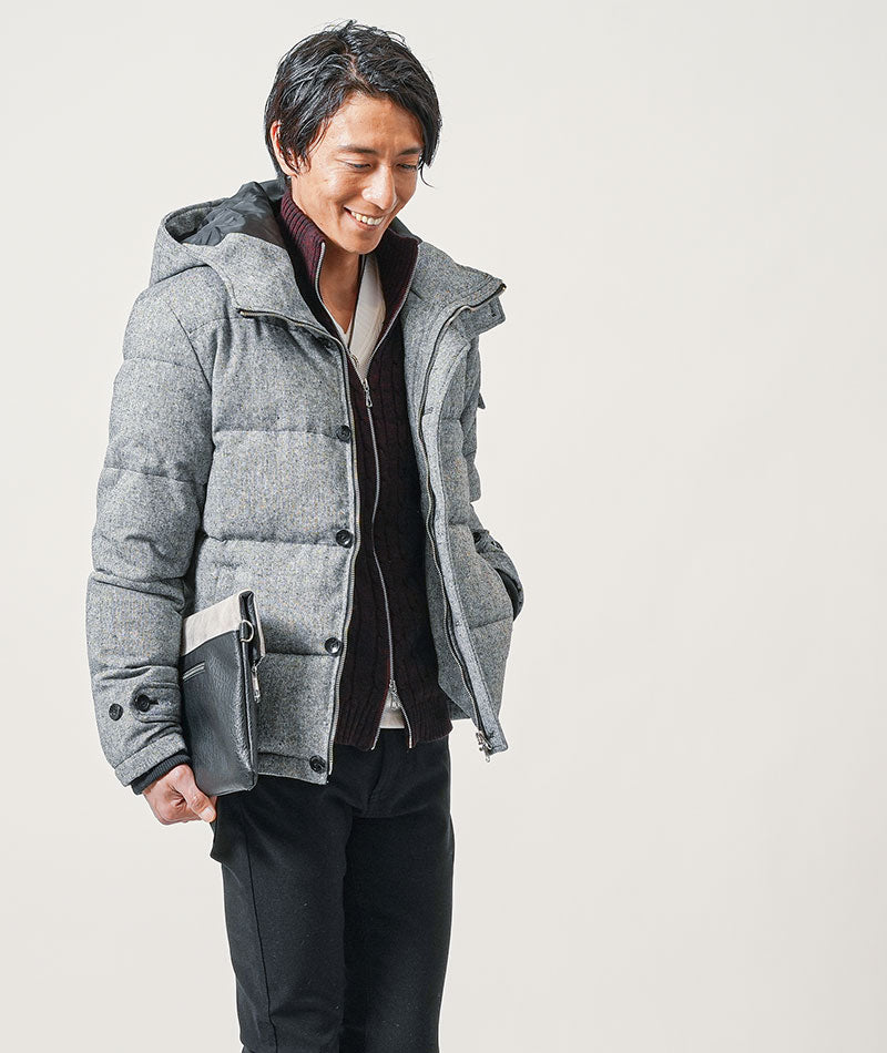 40代メンズ冬の3点コーデセット　グレーツイードダインジャケット×ワインニットアウター×黒スリムチノパンツ