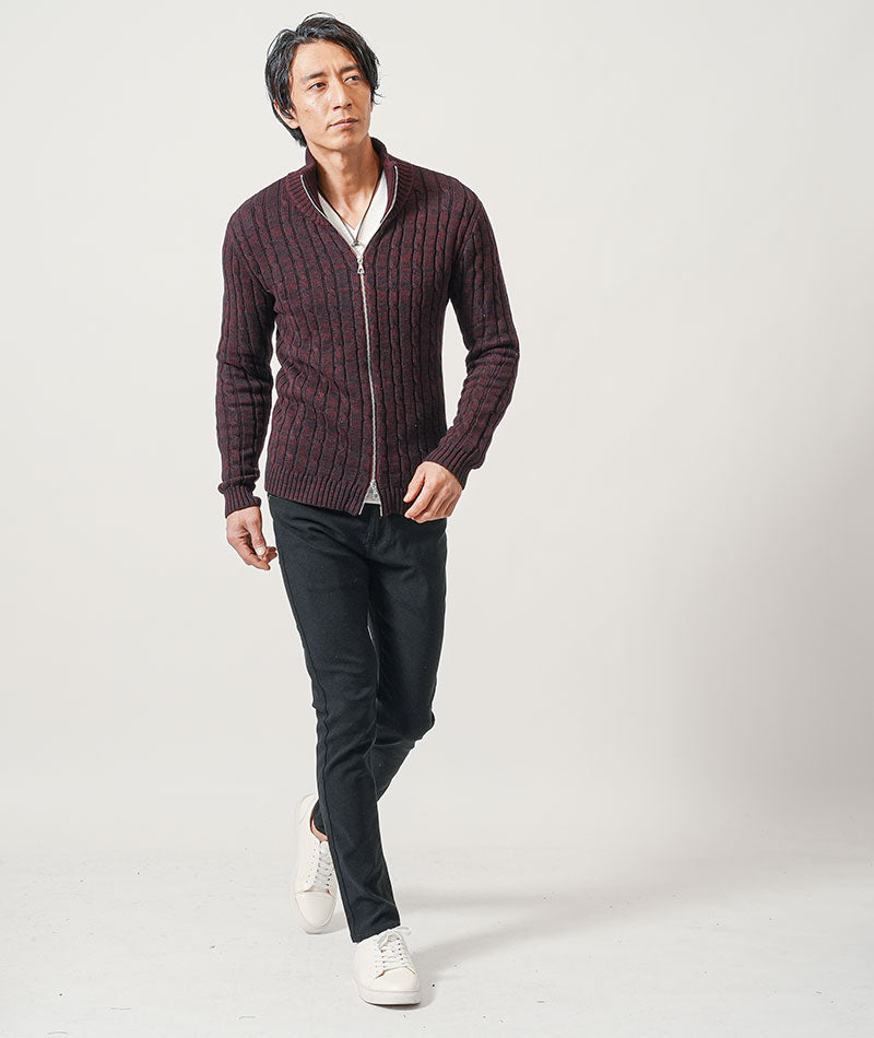 40代メンズ冬の3点コーデセット　グレーツイードダインジャケット×ワインニットアウター×黒スリムチノパンツ