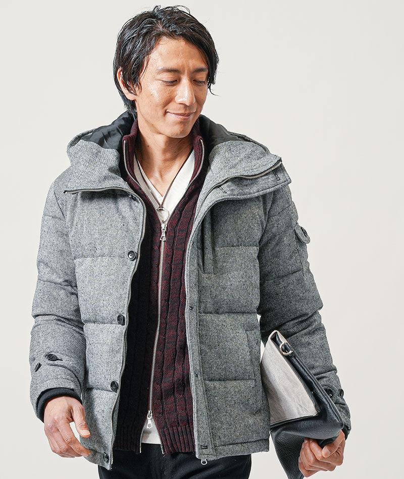 40代メンズ冬の3点コーデセット　グレーツイードダインジャケット×ワインニットアウター×黒スリムチノパンツ