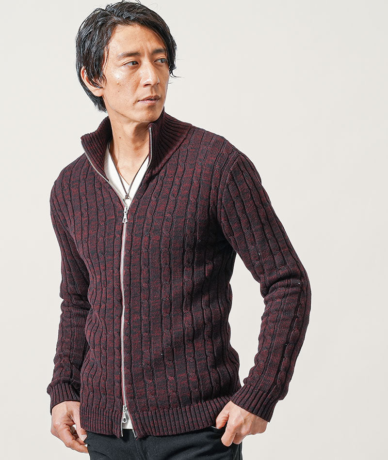 40代メンズ冬の3点コーデセット　グレーツイードダインジャケット×ワインニットアウター×黒スリムチノパンツ