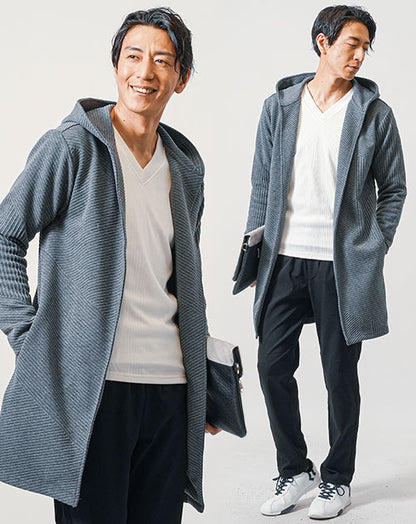 40代 メンズファッション 春服 秋服 3点コーデセット グレー長袖ロングパーカー×白長袖Tシャツ 全身 男性 デート 服装 コーディネート×黒テーパードイージーチノパンツ