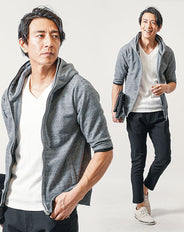 40代メンズ夏の3点コーデセット　グレー5分袖ジップパーカー×白7分袖Tシャツ×黒スリムテーパードアンクルチノパンツ