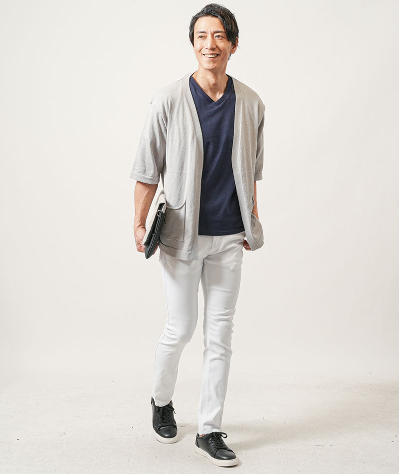 40代メンズ3点コーデセット　グレー5分袖カーディガン×ネイビー半袖Tシャツ×白スリムテーパードチノパンツ