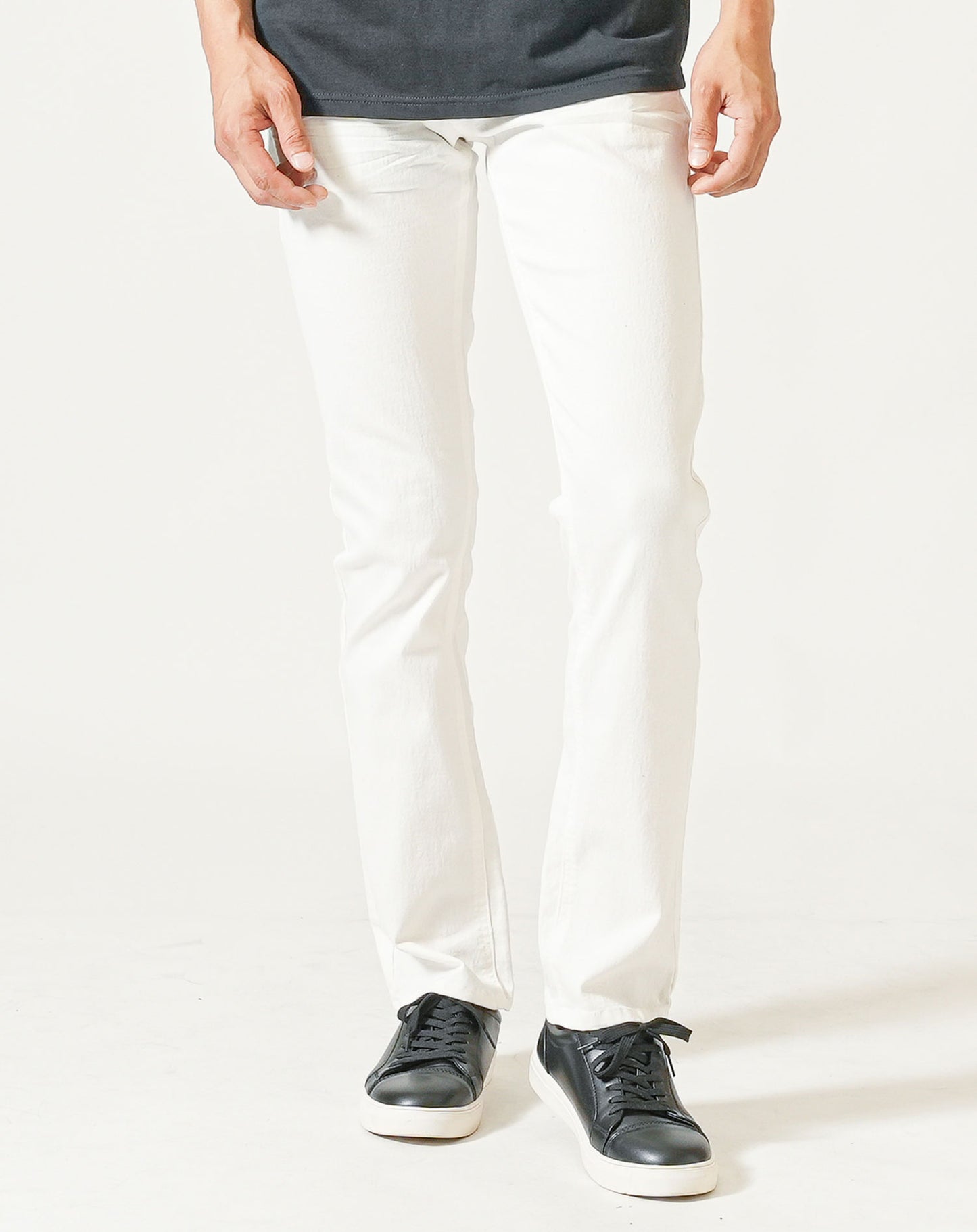 40代メンズ3点コーデセット　チャコールグレー7分袖ロングパーカー×黒半袖Tシャツ×白ストレッチテーパードパンツ