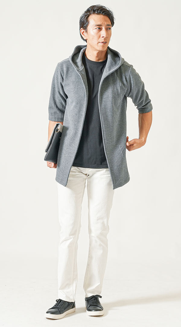 グレーの7分袖パーカーと白パンツを合わせた爽やかな大人のメンズ夏コーディネート