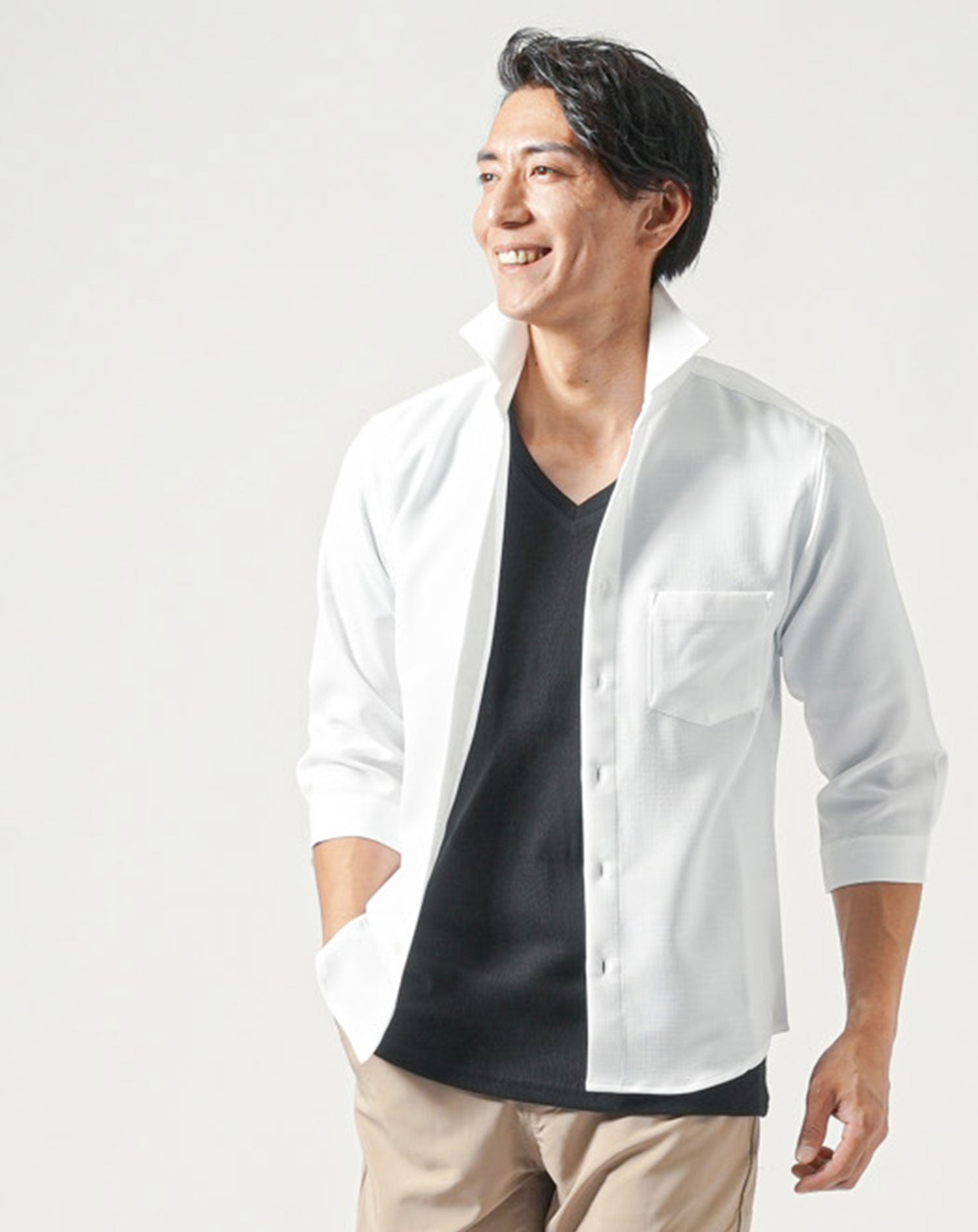 40代メンズ夏服全身3点コーデセット　白7分袖シャツ×黒半袖Tシャツ×ベージュチノパンツ